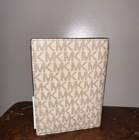 Michael Kors brand passport wallet - Picture 7 of 8